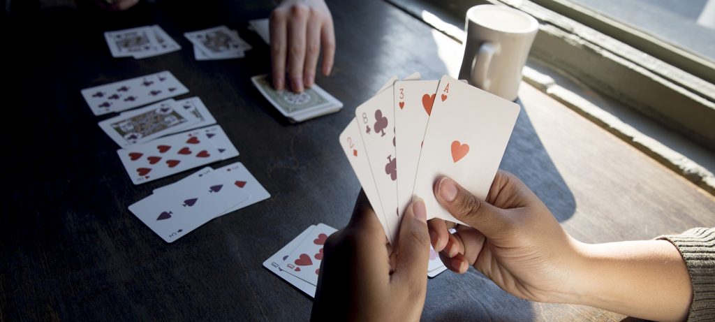 Két ember is játszhat francia kártyával